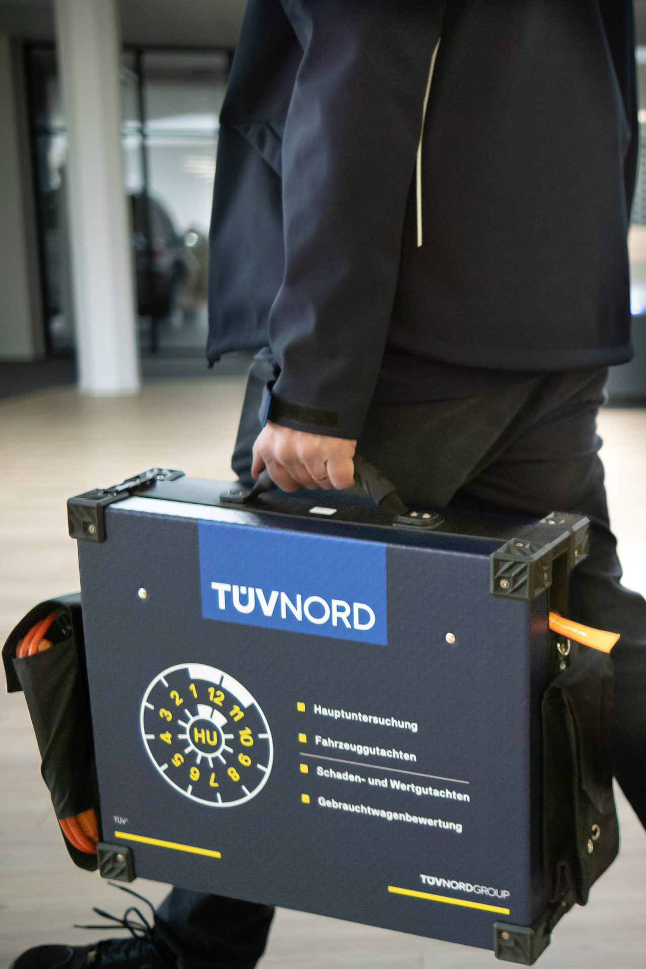 Mobiler TÜV-NORD-Prüfkoffer mit Leistungsumfang Hauptuntersuchung, Fahrzeuggutachten, Schaden- und Wertgutachten, Gebrauchtwagenbewertung